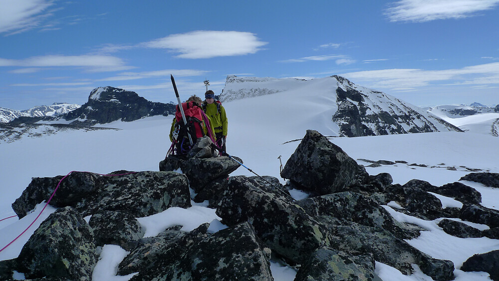 Morten og Dennis på Ymelstinden S2. Store og Nørdre Tverråtindn i bakgrunnen