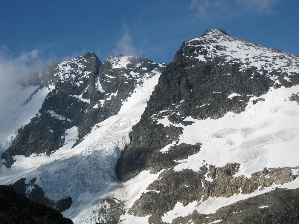 Mot det nordlige utløpet av Styggedalsbreen. Nørdre, Midtre og og Vetle Skagastølstinden sett fra Styggedalen