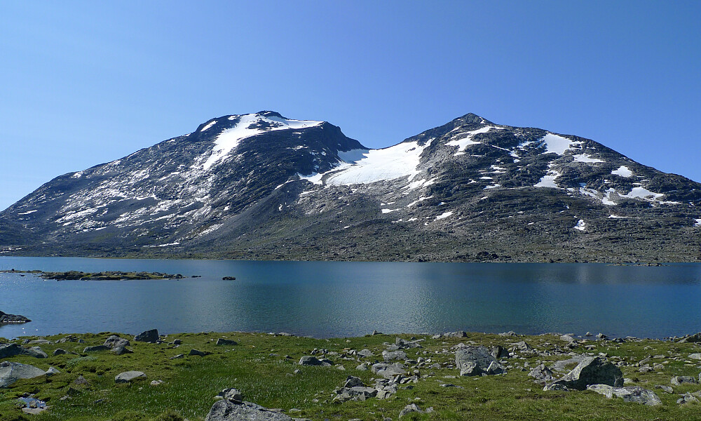 Fra Langvatnet mot Skarddalseggje 2195 mot venstre og Skarddalstinden 2100 mot høyre