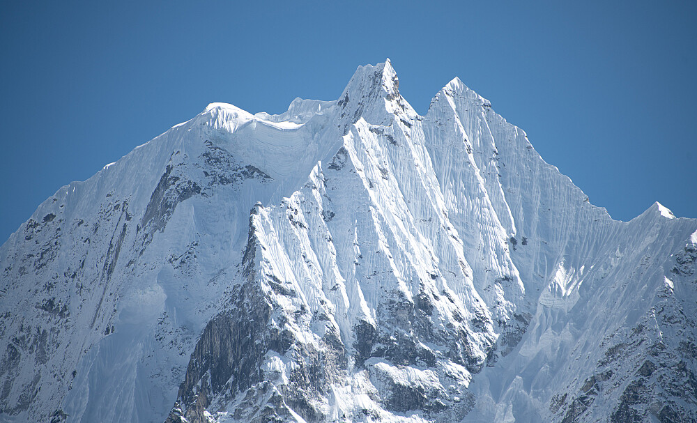 Thamserku Central (som er hovedtoppen) og Thamserku West (6351m)