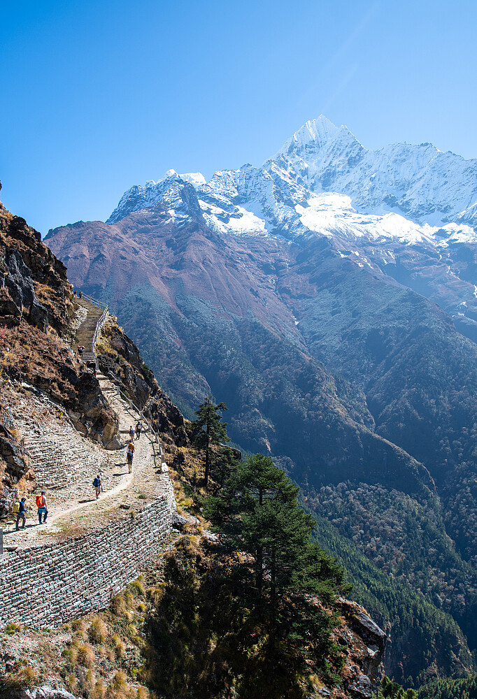 Den spektakulære stien (veien) oppover mot Gokyo