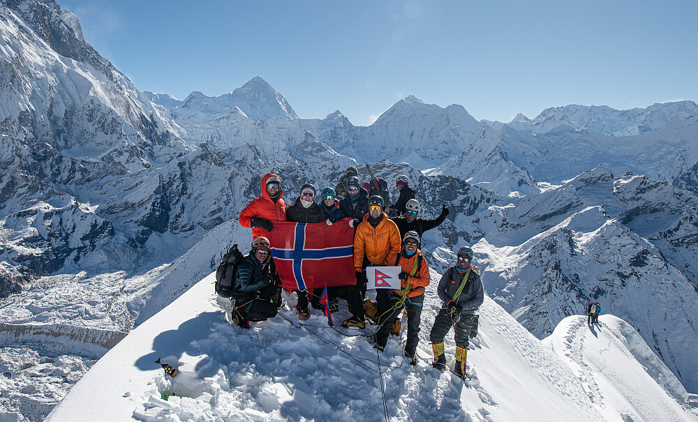 Hele gjengen (bortsett fra meg som tar bilde) samlet på toppen