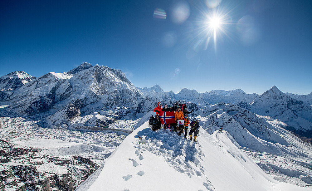 Gjengen samlet på toppen av Lobuche East