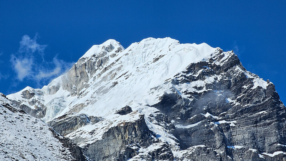 Toppen av Lobuche East sett fra nedenfra