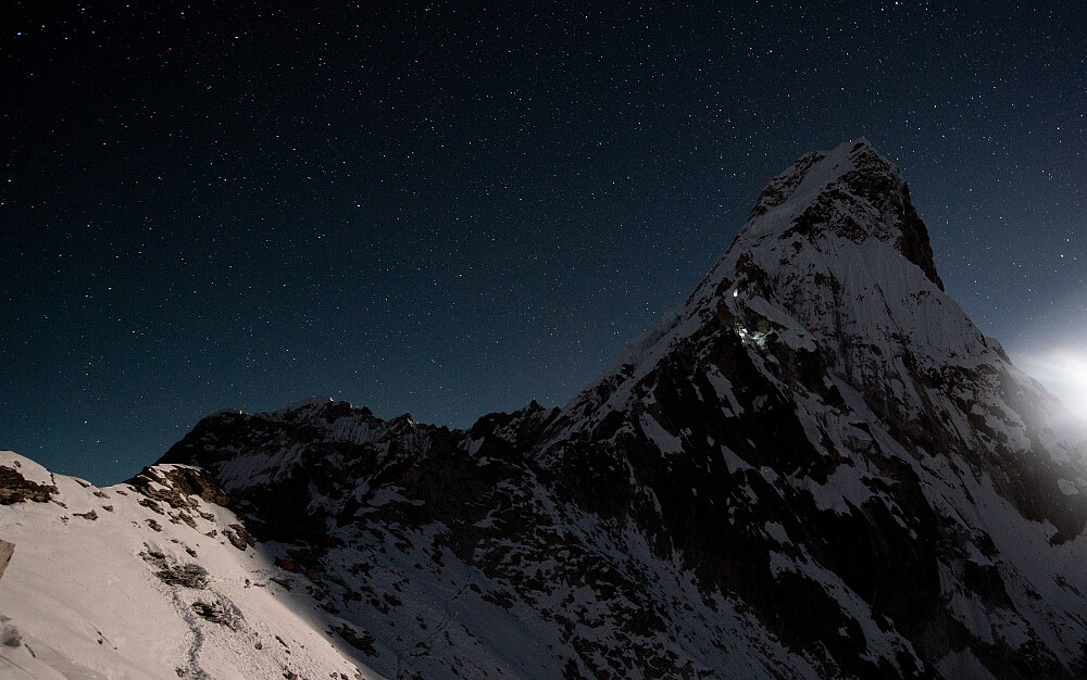 Lys fra klatrere sees mellom Camp 2 og 3