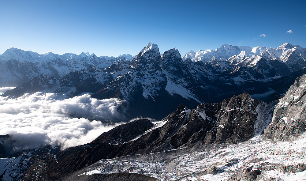 Utsikt fra Camp 1 mot Tawoche og Cho Oyo (blandt annet)