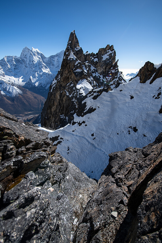 Kvasse sørtoppen (Tatee Tse Iho 2). Renna jeg gikk opp kom opp under den. Så klyving opp på rygg, snøvassing inn i renna som sett i bildet og klyving direkte opp til bildets posisjon