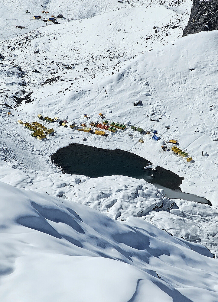 Zoom på Basecamp/Highcamp som brukes av de fleste andre ekspedisjoner