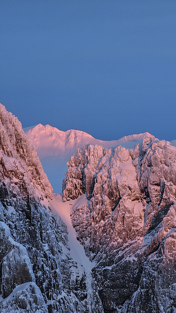 Pbittinden og Trolltinden i det fjerne