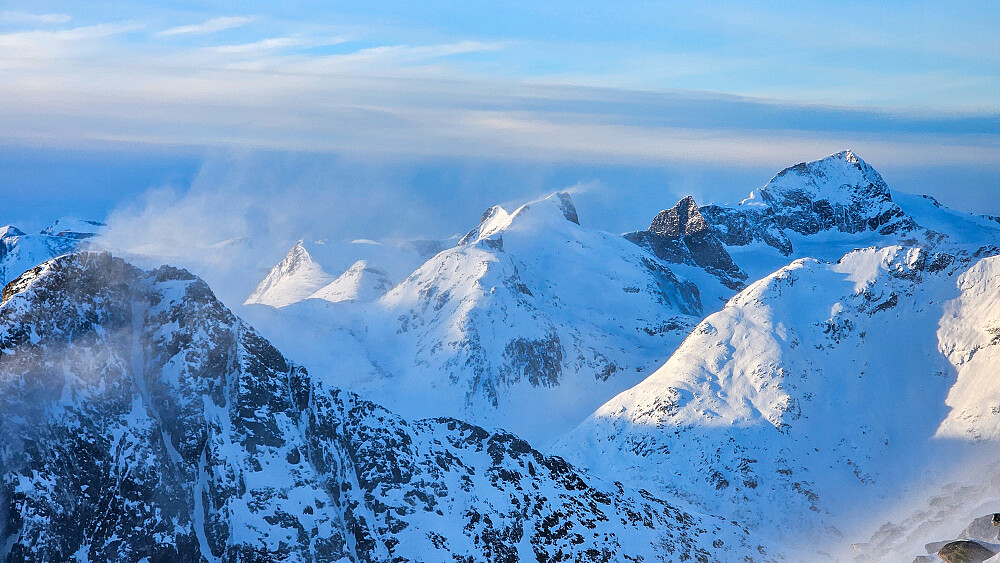 Skrondalsnebba, Litlskjorta og Skjorta