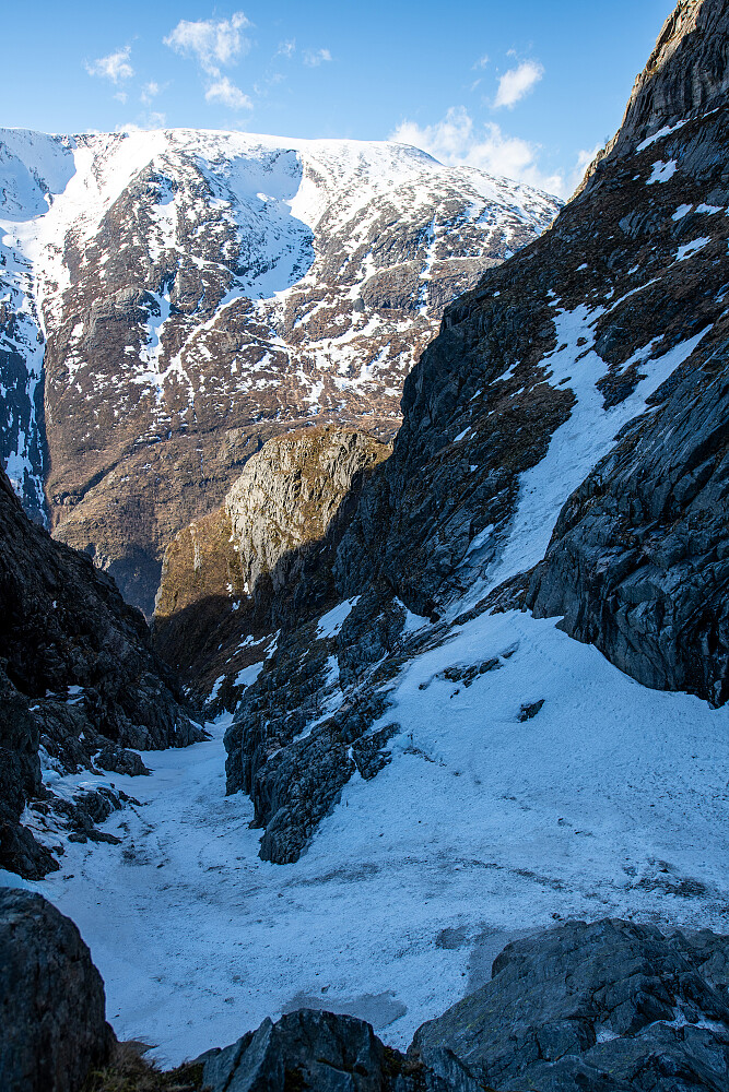 Inngangen til renna på tur opp (jeg kom inne fra skråstilt terrasse til høyre)