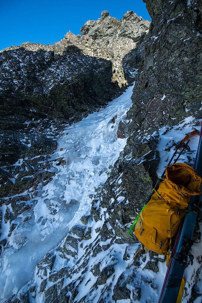 Cruxet (WI2+) i isen i bildet