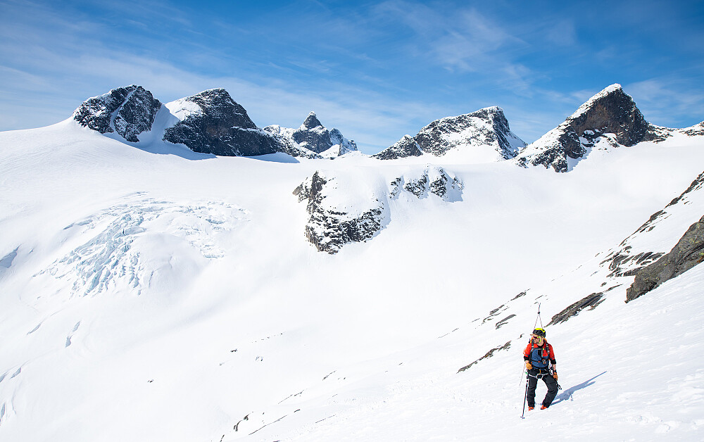På vei opp mot Store Midtmaradalstinden med mange kjente Hurrunganetopper i bakgrunnen