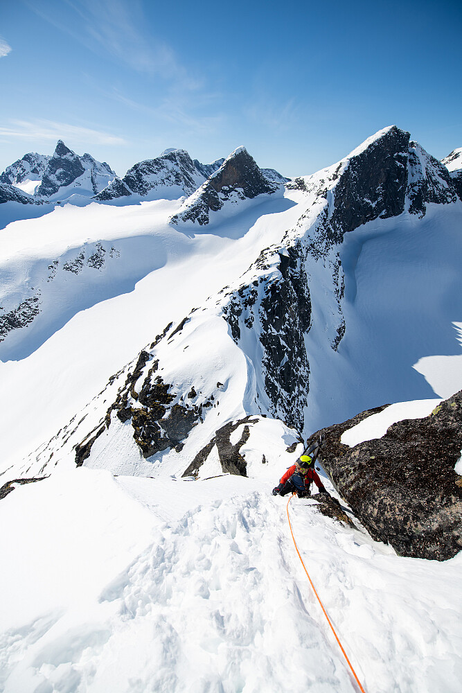 Bratt nedfiring/rappell ned partiet like nord for Halls hammer