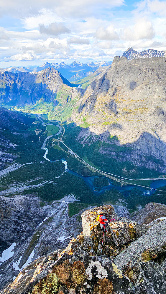 Stand på en luftig prekestol over Romsdalen mens jeg klatrer siste taulengde