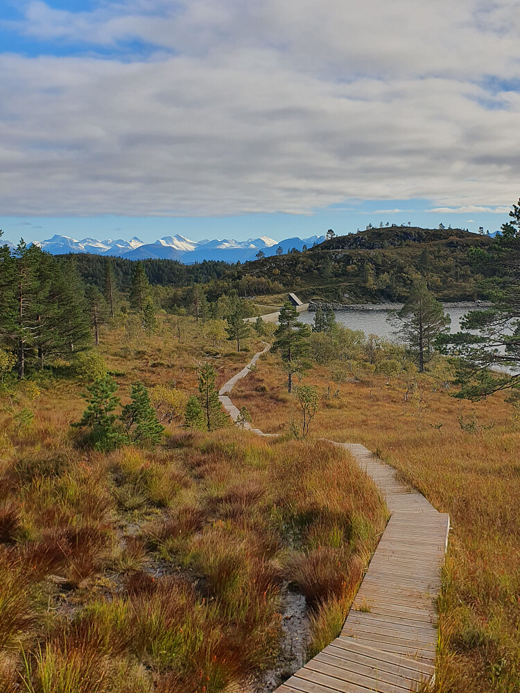 Mot demningen på Moldevatnet, blitt hvitt i Romsdalsalpene 