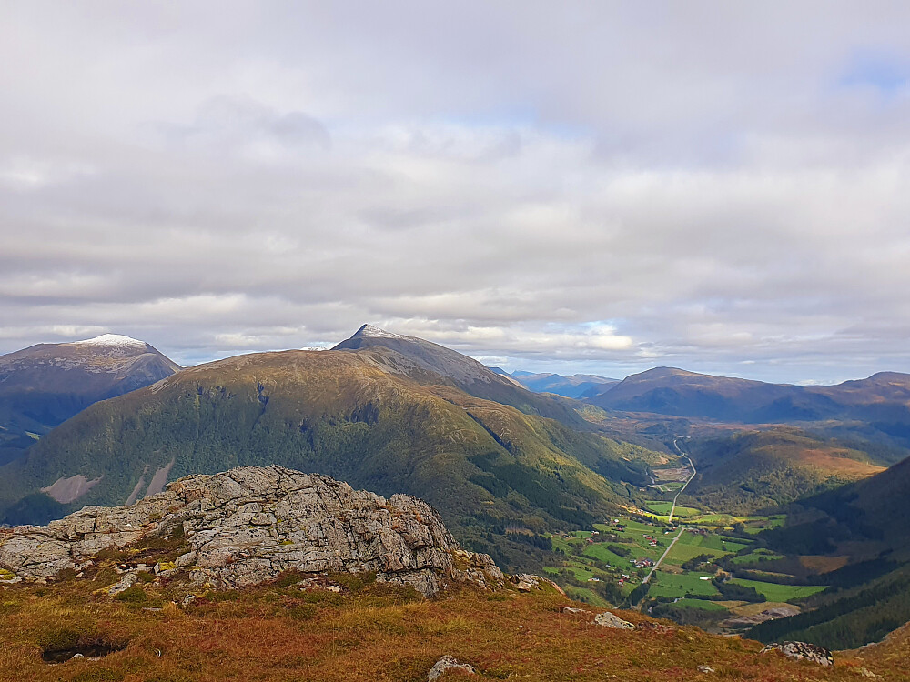 Kvannfjellet, Urfjellet, Malmedalen, Maifjellet og Lønsetfjellet sett fra Såta. 