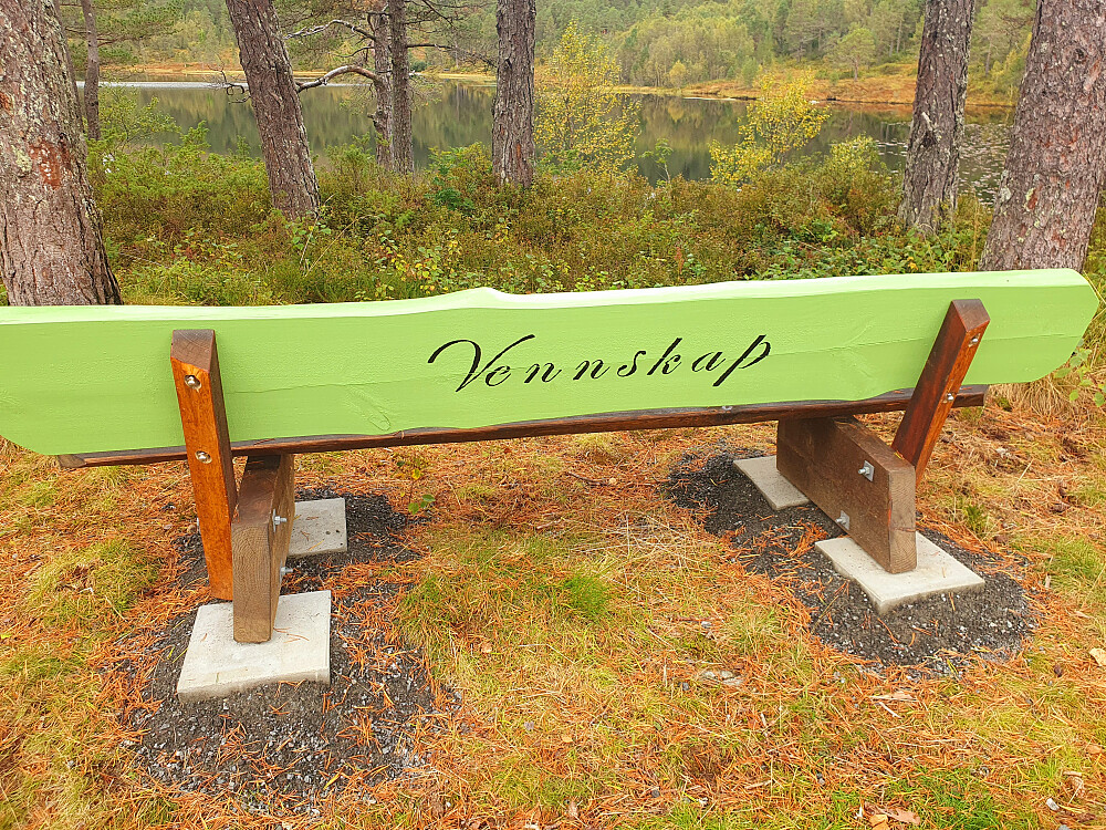 Ny benk ved Øverlandsvatnet. Velforeningen jobber godt! 