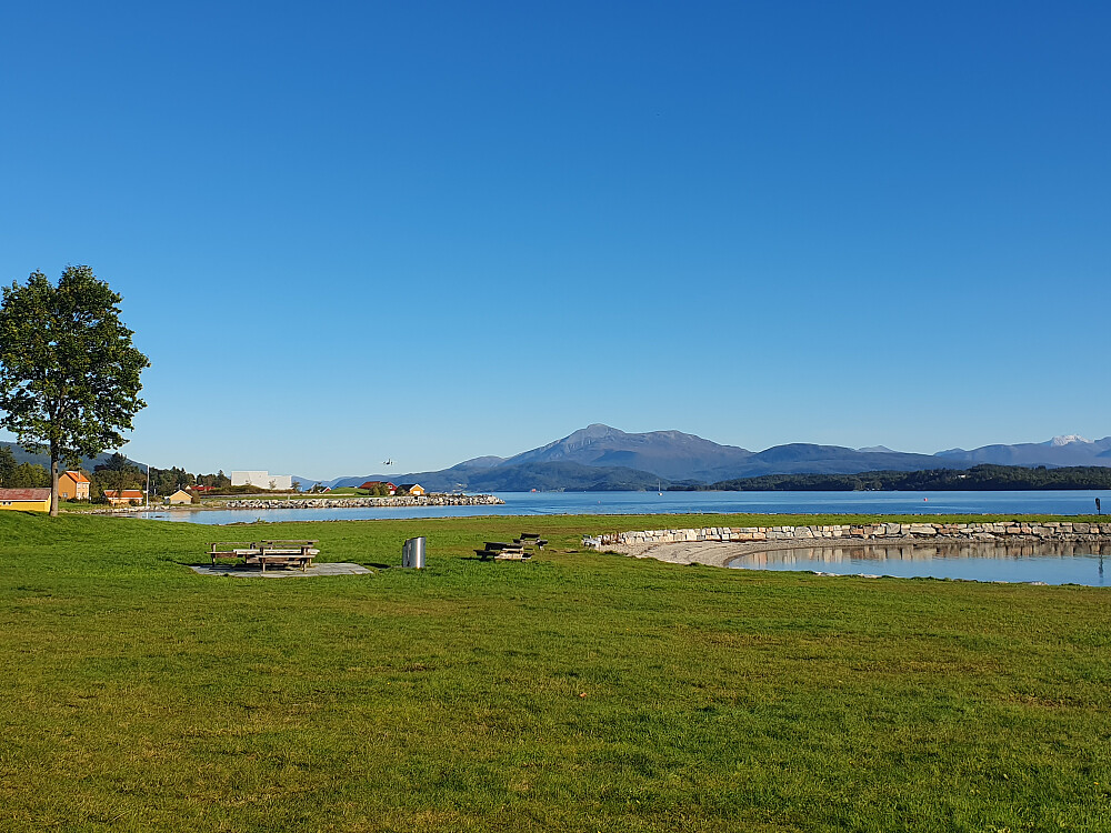 Retirostranda, mot Skåla