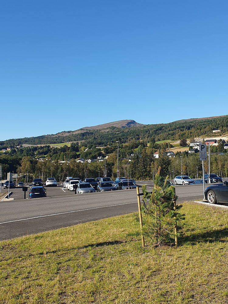 Lønsetfjellet sett fra parkeringen på sykehuset 