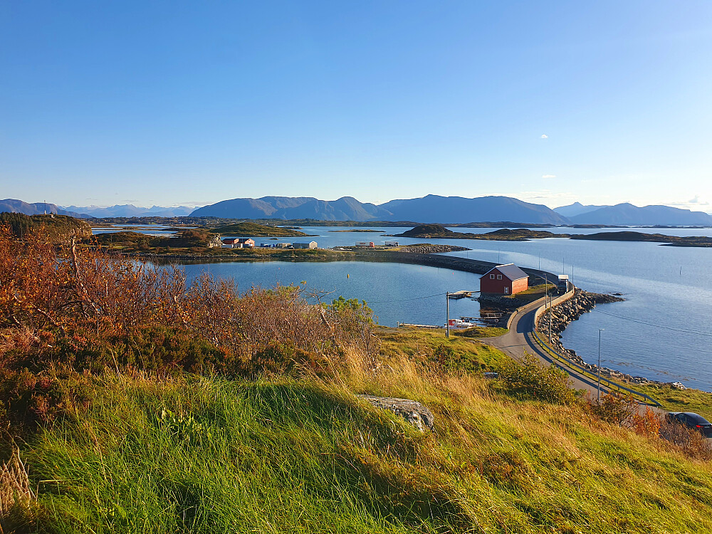 På høyeste punkt på Rindarøya - vegen ut til øya 