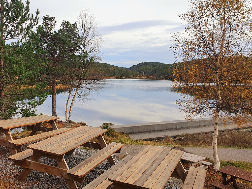 Lunsj utenfor Damvokterhytta v/Øverlandsvatnet 