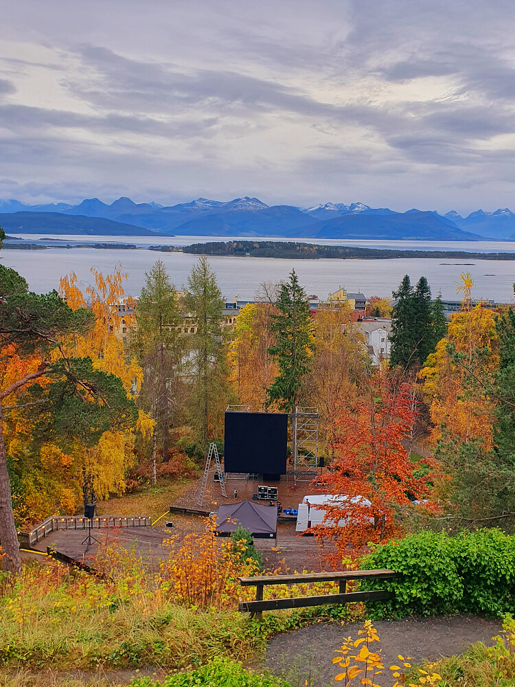 Det rigges til konsert på utescenen