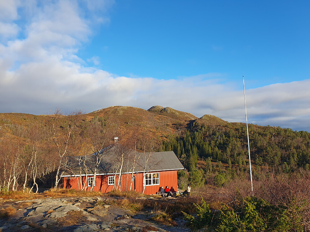 Skihytta m/Tusenårsvarden bak 