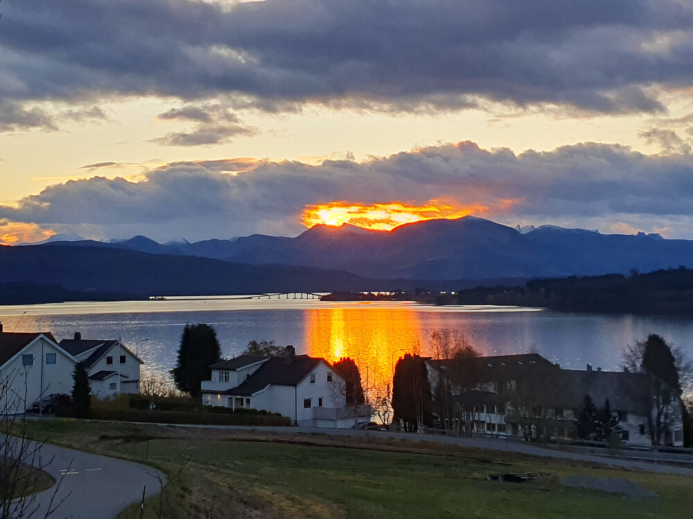 Soloppgang i Myrvegen 