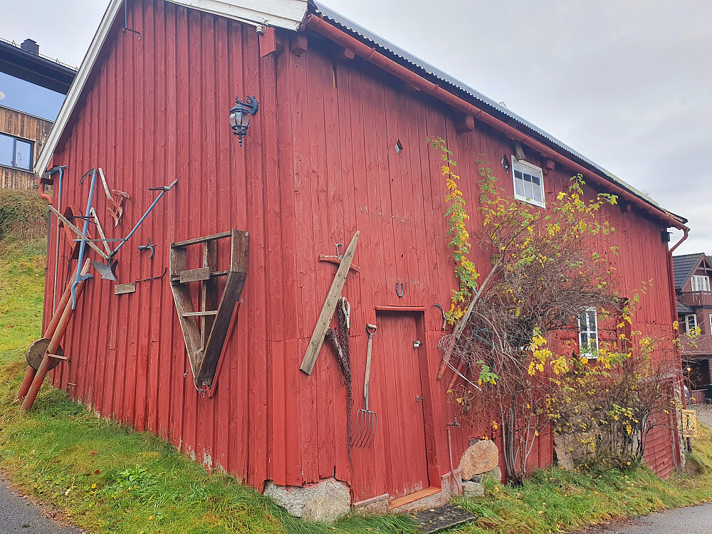 Uthuset på "Nesjestykket" på Kringsjå. Det eneste som står igjen fra "Nesje" og Serianna sitt bruk i Edward Hoems bok "Slåttekar i himmelen ".