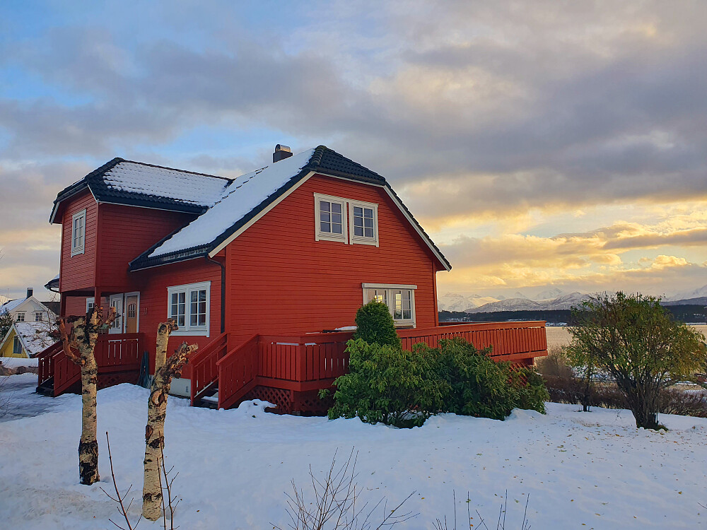 En natt med sørvest og pøsregn tok mye av snøen i Myrvegen 