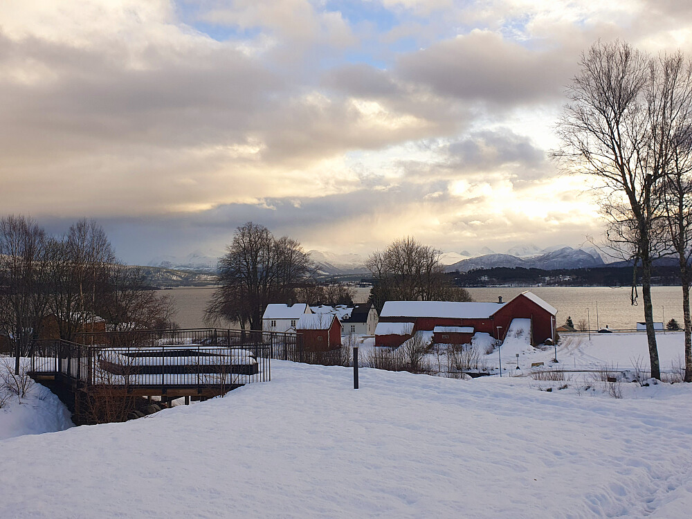 Ned mot Røbekk prestegård 