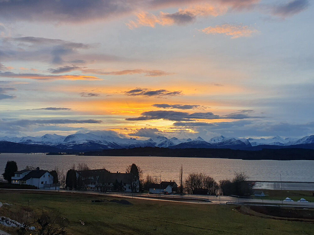 Dagens soloppgang i Myrvegen