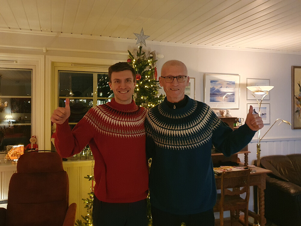 Gutta boys med nye gensere, strikket av min flinke frue. Arne sin ferdig i går. 