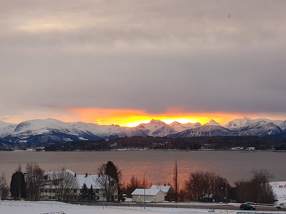 Morgenlys i Myrvegen