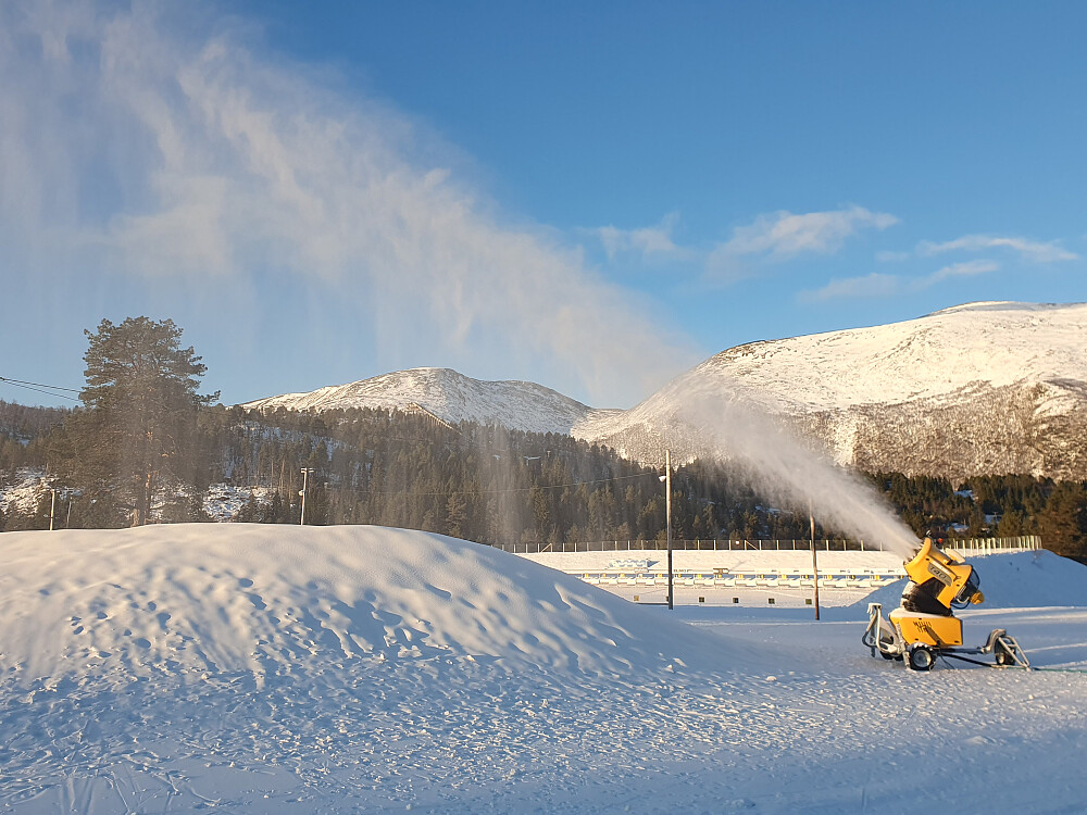 Snøkanonene går fortsatt på stadion 