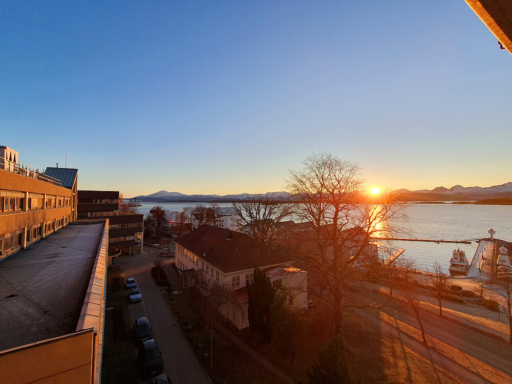 Soloppgang fra dagens bookede kontor på Fylkeshuset