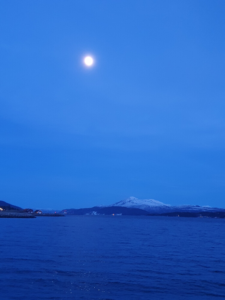 Mot Skåla (og fullmåne) 