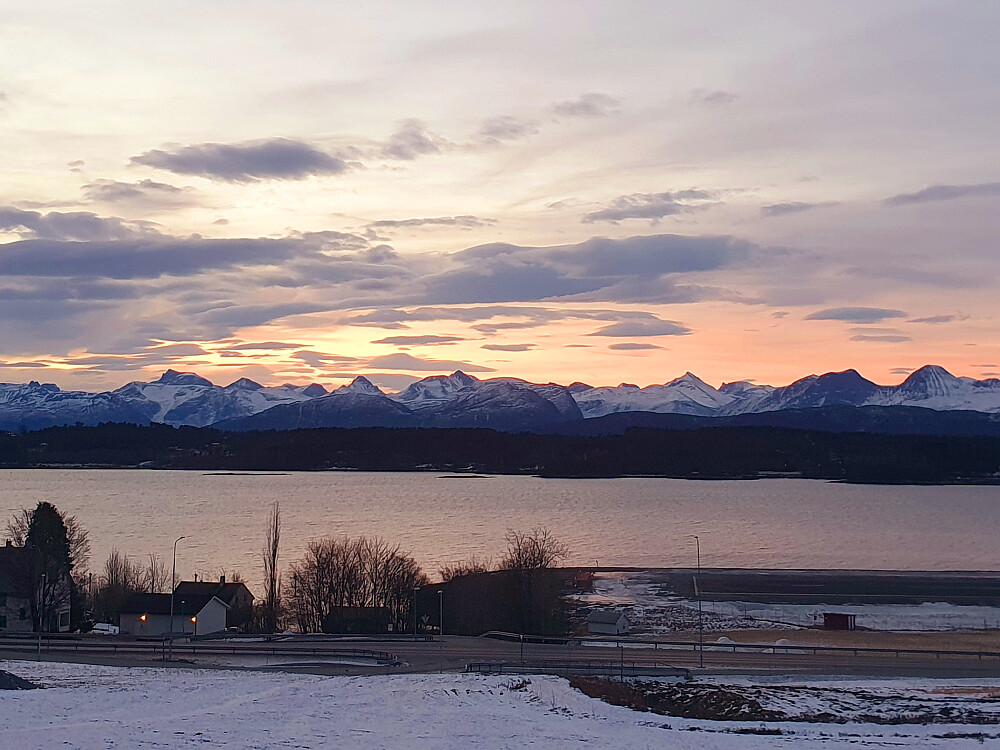 Morgenhimmel i Myrvegen