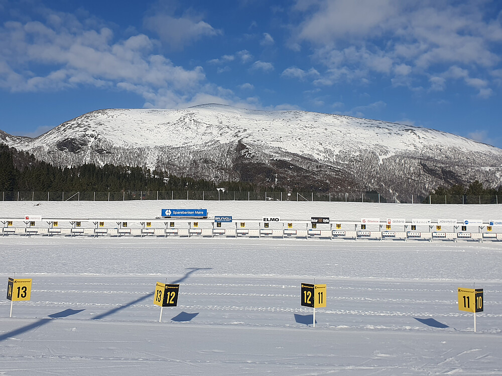 Skiskytterarenen foran Urfjellet 