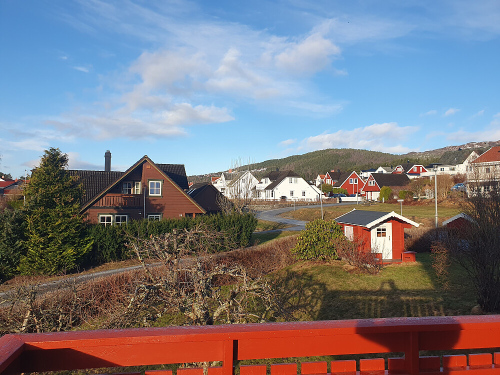 Fra sol og blå himmel i Molde på morgenen..