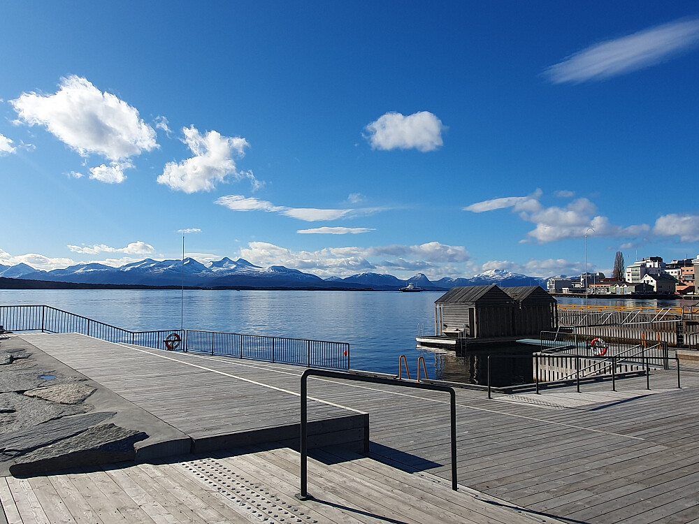 Sjøfronten (naust og badeplass)
