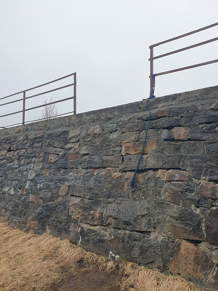 Høyeste punkt på Vanndamshaugan - må klatre opp muren for å komme opp til gamle vannmagasinet (henger tau her).