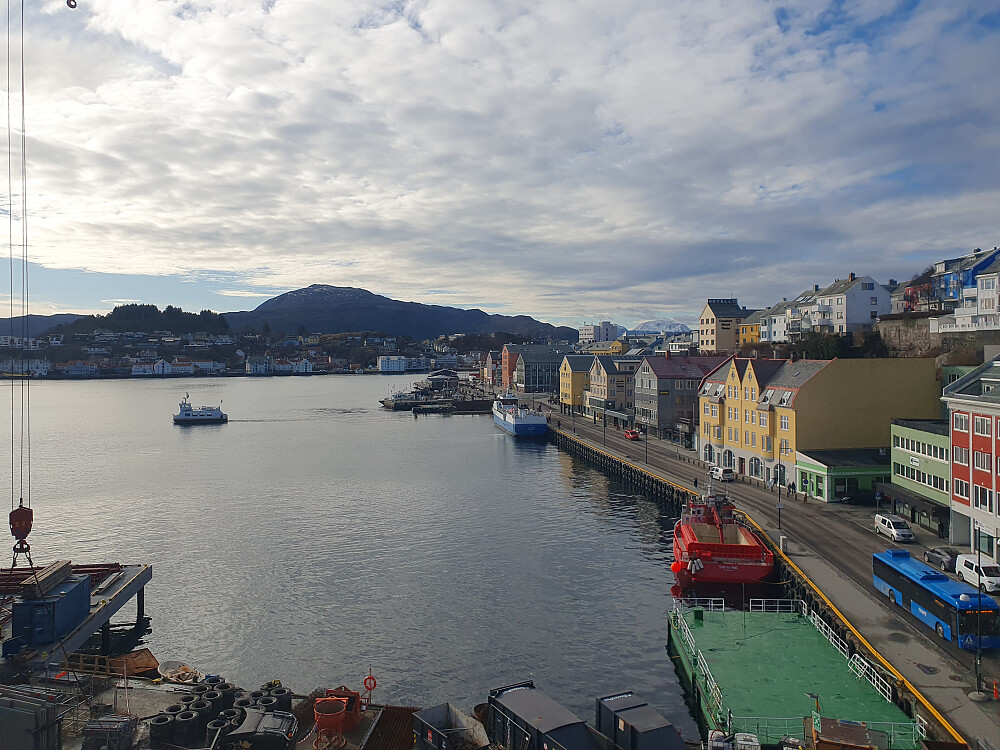 Dagens utsikt fra kontoret i Kristiansund - Sundbåten går