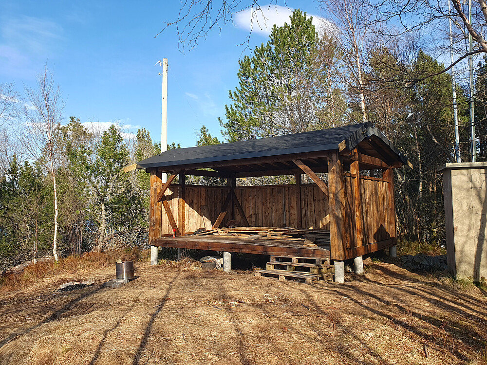 Stor gapahuk på toppen av Åsemulen