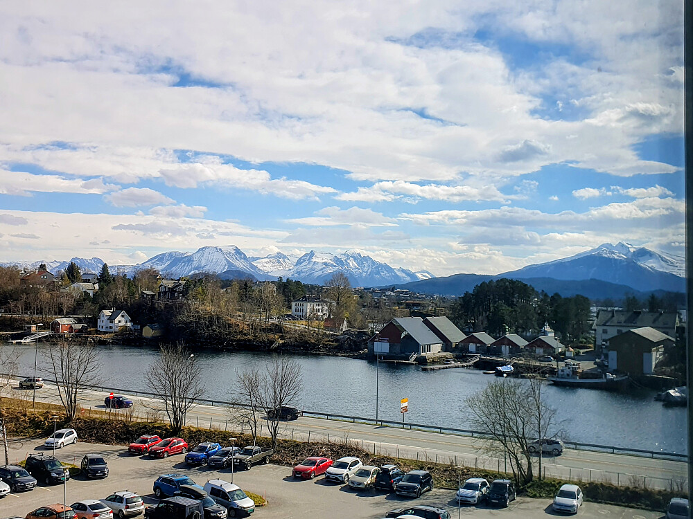 Utsikt fra dagens kontor på NMK i Ålesund. Over Nørvasundet mot Sunnmøre Museum og Sunnmørsalper.