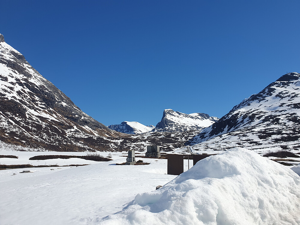 Mot Storgrovsfjellet og Stigbottshornet fra parkeringen på Slettvikane.