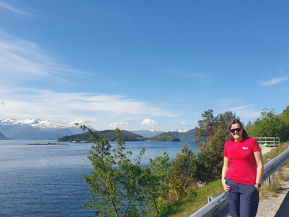 Ferie - på veg mot Montpellier i Frankrike. Første etappe Molde - Lillehammer. Her på Sølsnes ferjekai.