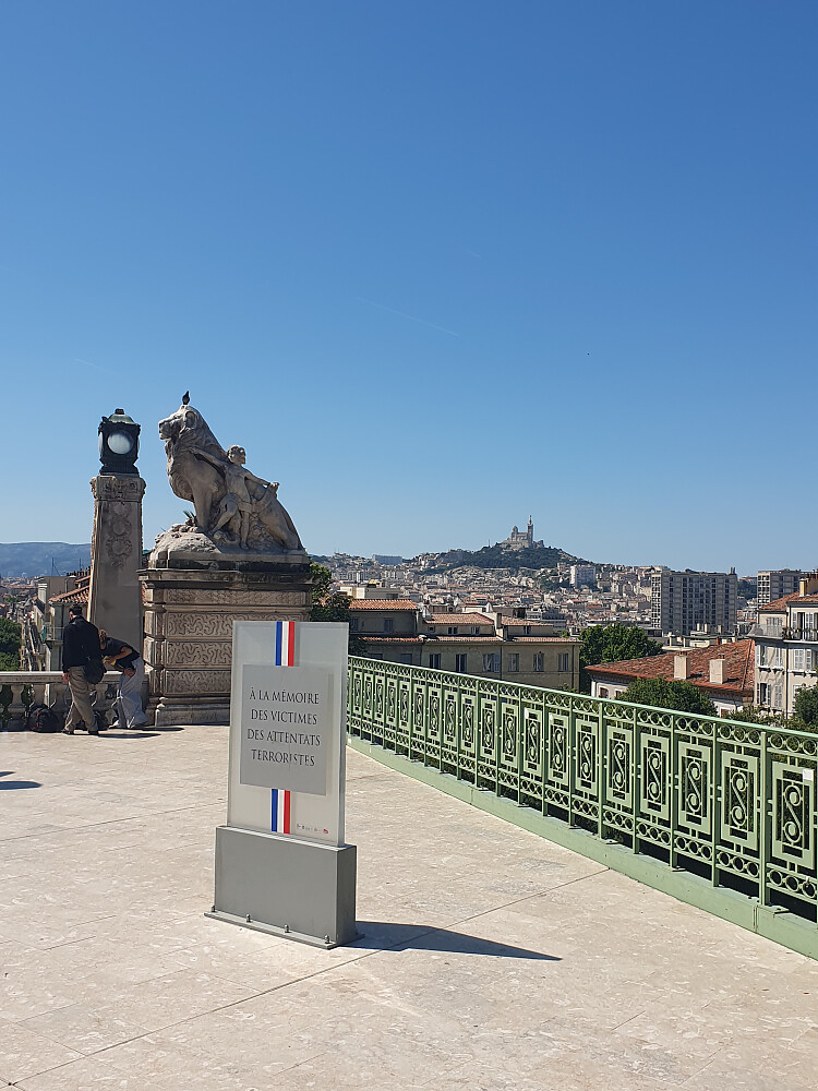 På togstasjonen - mot dagens første mål, Notre Dame de la Garde 