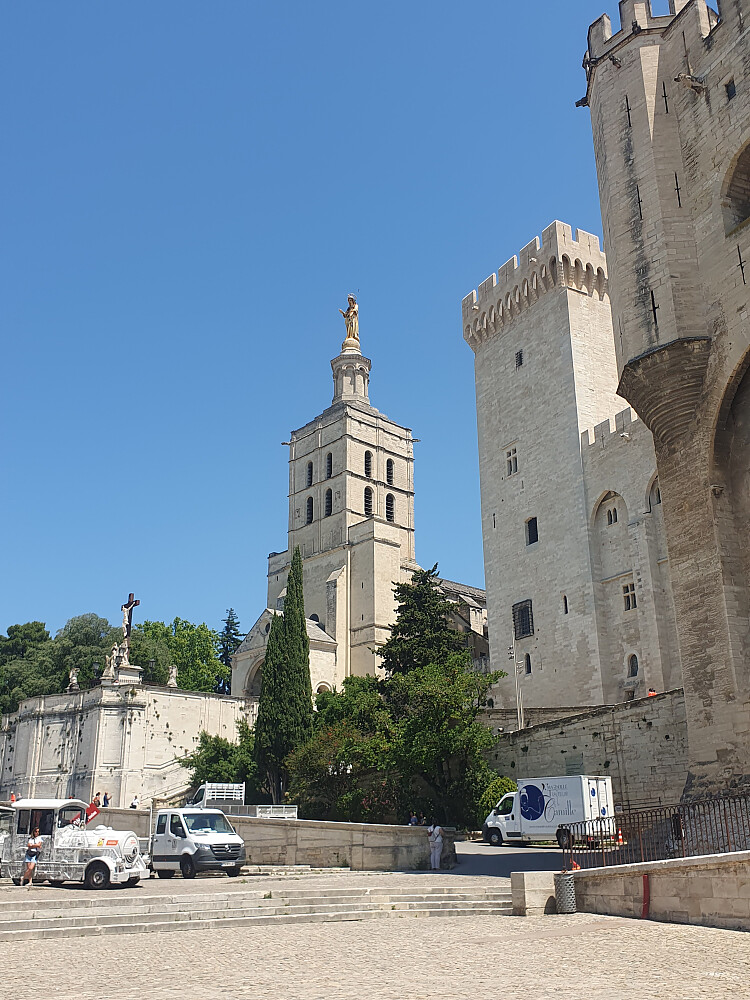Videre mot Notre Dame som ligger rett nord for palasset 
